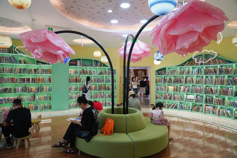 闹市图书馆打造市民阅读空间